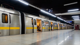 Subway train station doors open - the train free wallpaper
