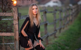 Woman fence crossed legs blonde - a woman leaning against a fence free wallpaper