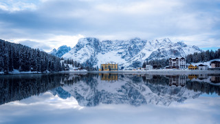 Mountain lake building snowy horizon - mountain in the background free wallpaper