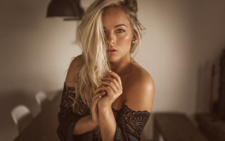 Woman blonde hair dress lamp - sensual free wallpaper