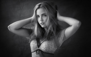 Woman gray shirt hands on - a gray shirt free wallpaper for desktop