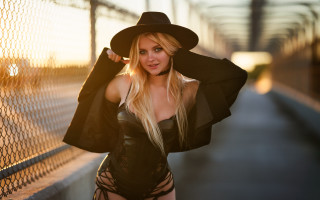 Evelyn abelson fence fashion portrait - a fence free wallpaper for desktop