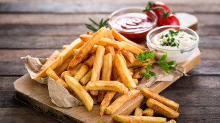 Wooden tray french fries dips 2 - a napkin free wallpaper