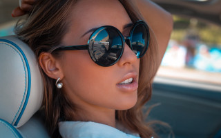 Woman sunglasses car pose photorealistic - free vintage wallpaper