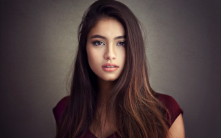 Woman longhair redshirt graybackground characterportrait - a gray wall free wallpaper