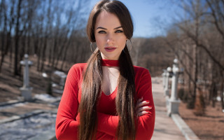 Serious woman park long hair - a park free wallpaper for desktop