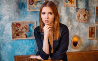 Woman sitting blue wall portrait - picture free wallpaper