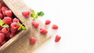 Wooden box raspberries leaves minimalist - a white tablecloth free wallpaper