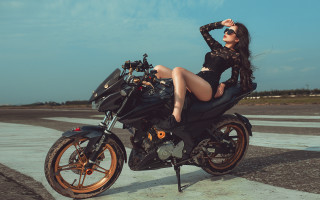 Woman motorcycle fashion pose bianjingzhao - her leg up free wallpaper