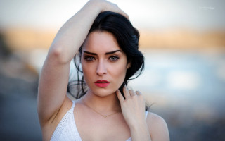 Woman red lips necklace holding - leesha hannigan free wallpaper