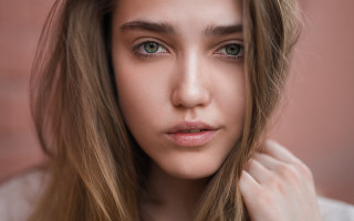 Woman greeneyes portrait esztermattioni blurry - american barbizon school free wallpaper