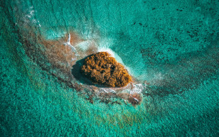 Rock ocean island ecological art - a small island in the middle of the water free wallpaper