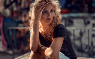 Woman bench graffiti portrait blonde - anna katharina block free wallpaper for desktop