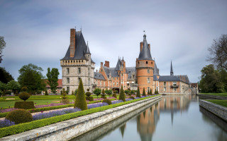 Castle pond garden flowers trees - a pond in front free wallpaper