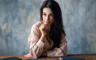 Woman sitting book portrait elina - a pen free wallpaper