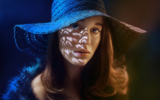 Woman bluehat shadow bluebackground portrait - artur tarnowski free wallpaper