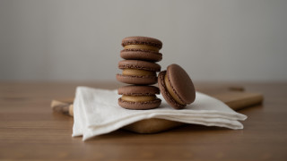 Chocolate macaroons wooden table tilt - free holidays wallpaper