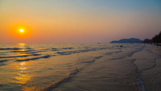 Beach waves sunset mountains matte - free summer wallpaper for desktop