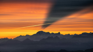 Sunset mountain plane contrail clouds - over a mountain range free wallpaper for desktop