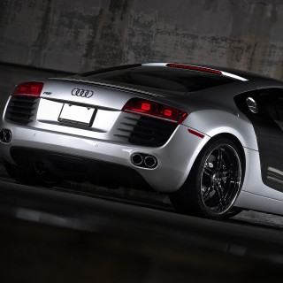 Silver sports car parking garage 3 - free 3d render wallpaper for tablet