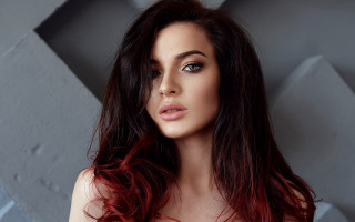 Red haired woman gray background - a grey background free wallpaper