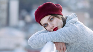 Woman red hat city portrait - looking free wallpaper