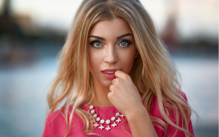 Woman blueeyes pinkshirt necklace fauvism - a pink shirt free wallpaper