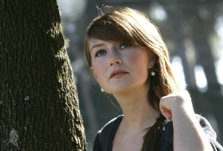 Woman leaning tree hand shoulder - a woman leaning against a tree free wallpaper