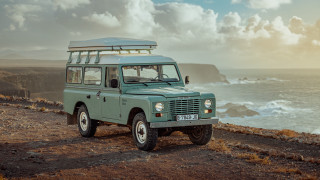 Green land rover rocky cliff - a rocky cliff free wallpaper