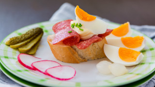 Plate sandwich pickles blurry depthoffield - a plate free wallpaper for desktop