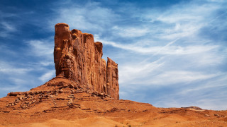 Desert rock formation blue sky 4 - a large rock formation in the middle of a desert area free wallpaper