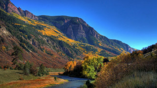 Autumn river valley mountains trees - a lush green valley free wallpaper