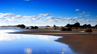 Bascove beach rocks water sky - a few footprint free wallpaper