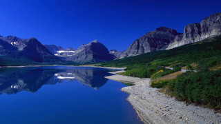 Lake mountains trees sky people - a clear blue sky above free wallpaper for desktop
