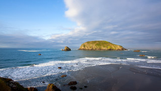 Bascove beach island ocean waves - a few wave free wallpaper
