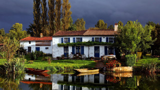 House boat landscape autumn cityscape - a red roof free wallpaper