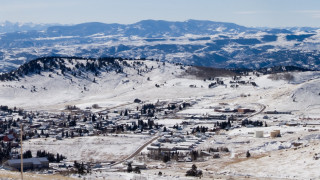 Snowy mountain town panorama cloudy - a blue sky in the foreground free wallpaper