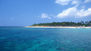 Beach island boats sky mountains - a small island in the middle of the ocean free wallpaper