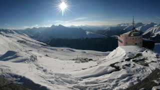 Mountain building snowy sunrise lake - panoramic free wallpaper for desktop