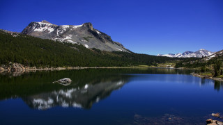 Mountain lake forest sky rocks 7 - a clear blue sky above free wallpaper for desktop