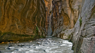 Narrow river canyon rocks people - a narrow canyon free wallpaper
