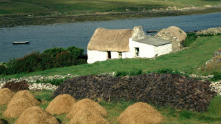 White house thatched roof hill - roof free wallpaper
