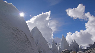Skiing snowy mountain sunlight clouds - the sun free wallpaper