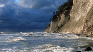 Cliff waves stormy cloudy beach - a beach below free wallpaper