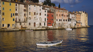 Buildings shore water boats matte - a row of buildings free wallpaper