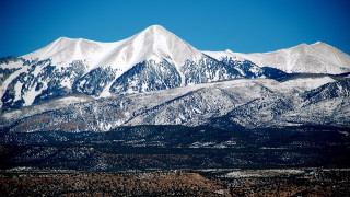 Snow mountain range blue sky - a clear blue sky in the background free wallpaper