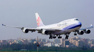 Jetliner cloudy sky city skyline - turnaround free wallpaper