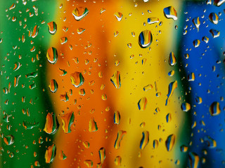 Rainbow water drops ellsworth kelly - a close up of a rain free wallpaper