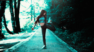 Woman walking path woods bag - a bag free wallpaper