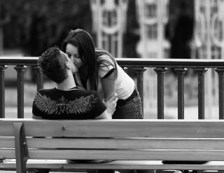 Man woman kissing bench park - a man and woman free wallpaper for desktop